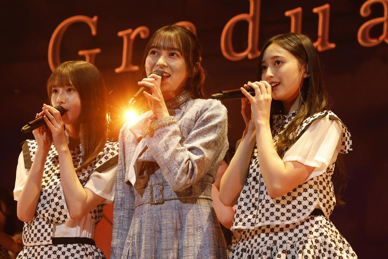 自身の卒業セレモニーでパフォーマンスする乃木坂46鈴木絢音（中央）。左は菅原咲月、右は井上和