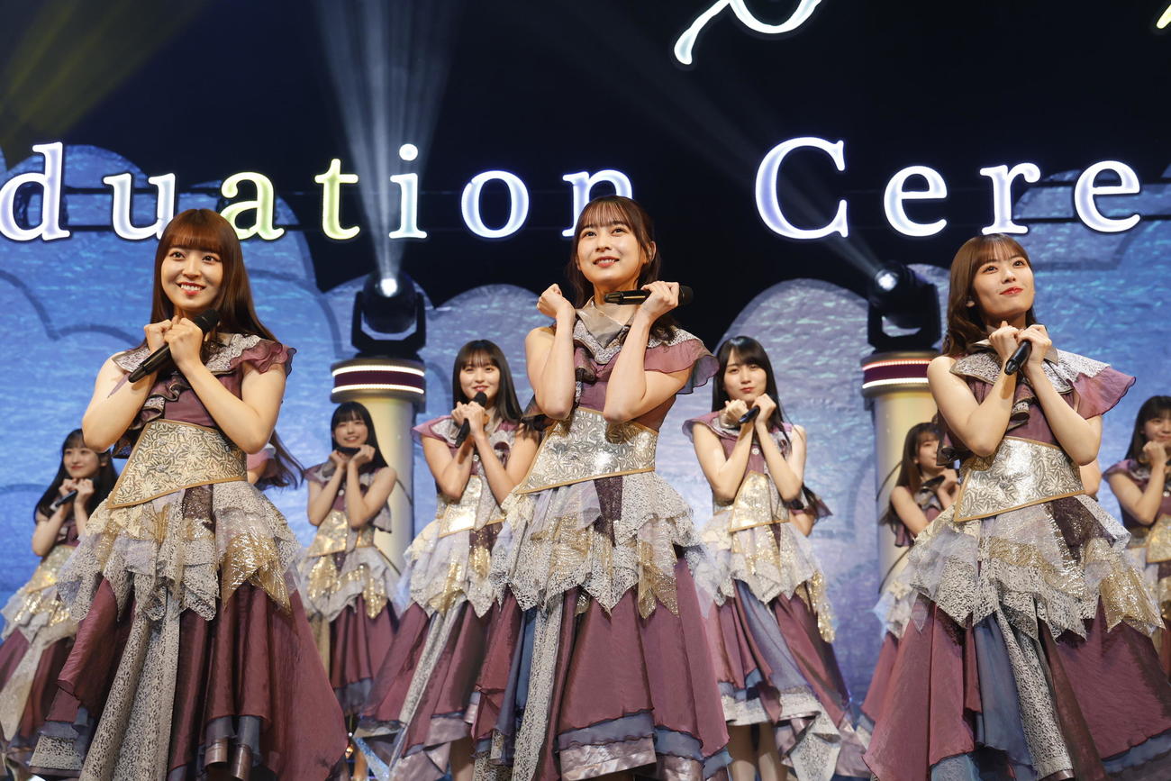 自身の卒業セレモニーでパフォーマンスする乃木坂46鈴木絢音（前列中央）。同左は阪口珠美、右は岩本蓮加