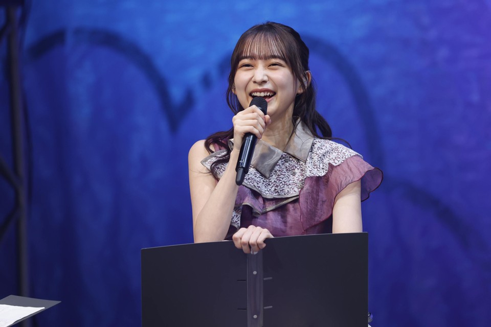 自身の卒業セレモニーで笑顔を見せる乃木坂46鈴木絢音