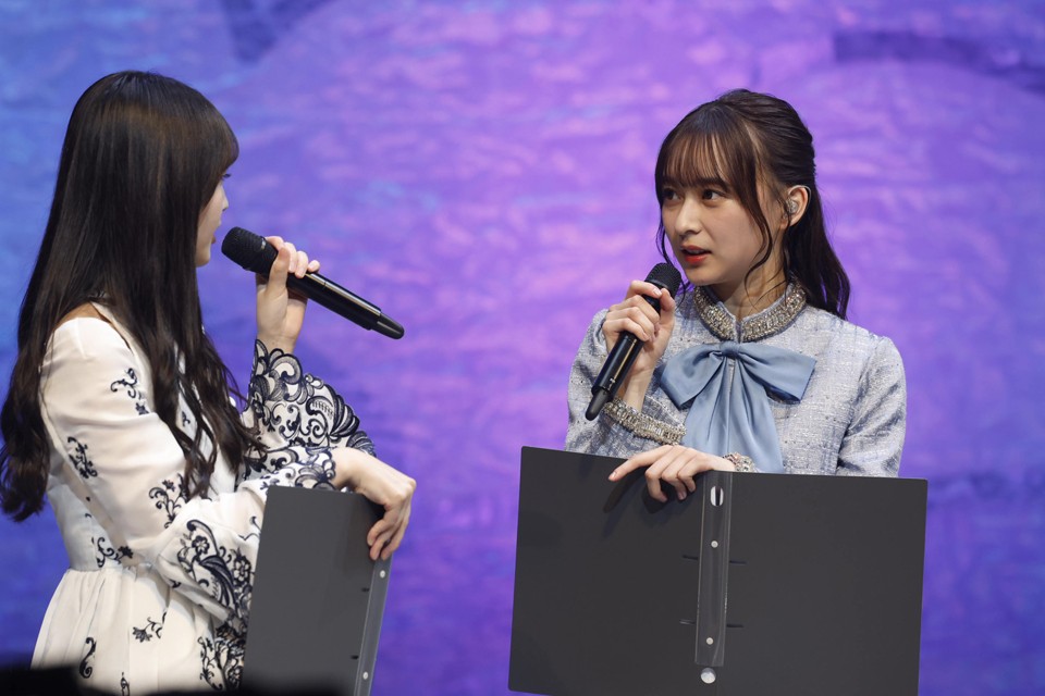 自身の卒業セレモニーで後輩とトークする乃木坂46鈴木絢音（右）