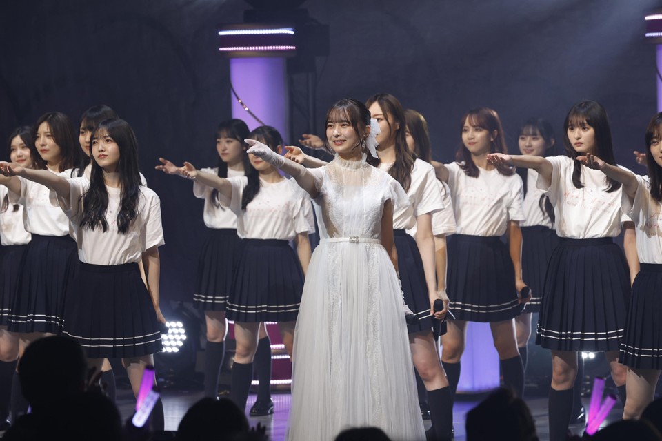 自身の卒業セレモニーで笑顔を見せる乃木坂46鈴木絢音（中央）