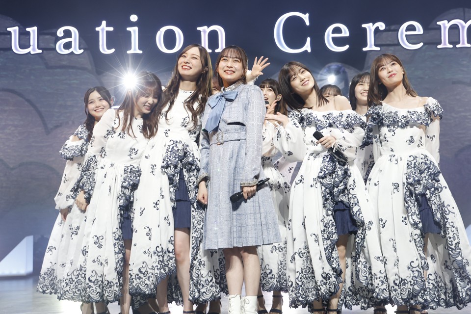 自身の卒業セレモニーで笑顔を見せる乃木坂46鈴木絢音（中央）