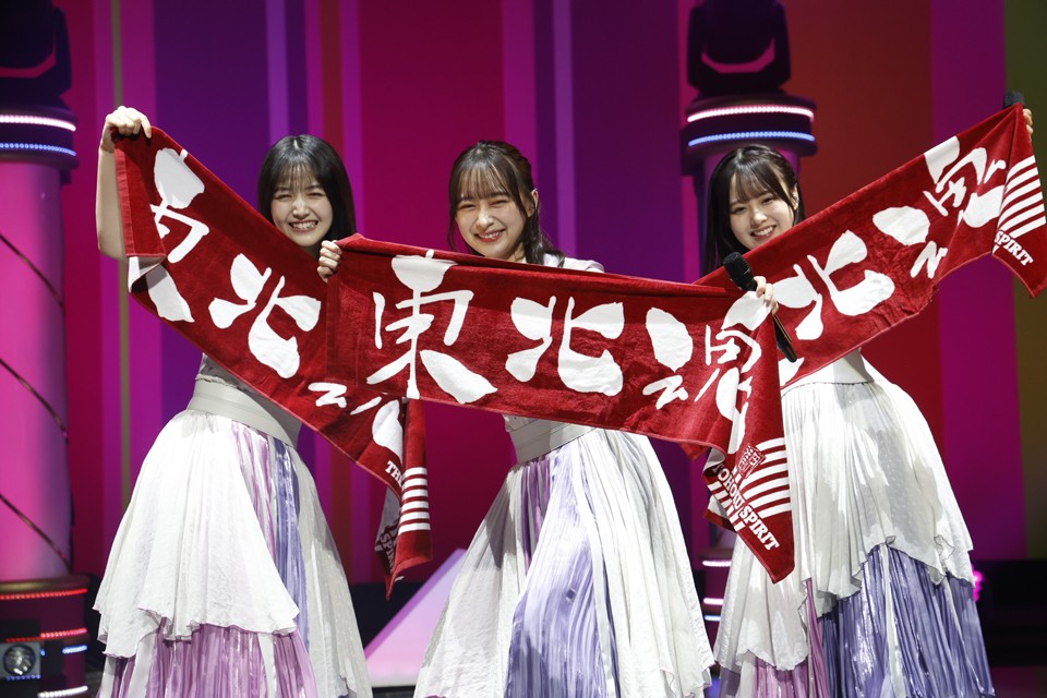 自身の卒業セレモニーで笑顔を見せる乃木坂46鈴木絢音（中央）。左は久保史緒里、右は佐藤璃果