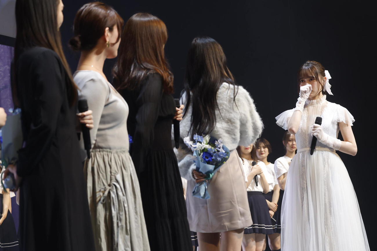自身の卒業セレモニーで同期の2期生たちがサプライズ登場し涙する乃木坂46鈴木絢音（右）