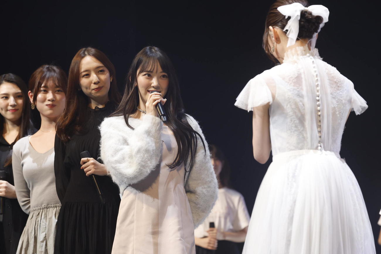 乃木坂46鈴木絢音の卒業セレモニーに、堀未央奈（左から4人目）ら同期の2期生たちがサプライズで登場した