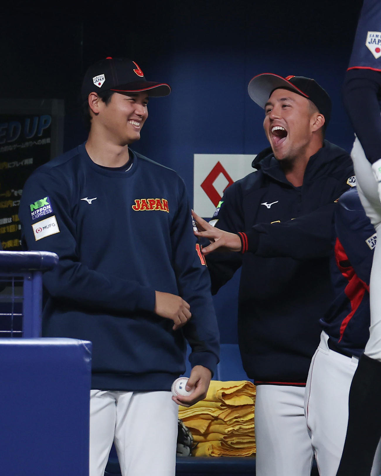 WBC壮行試合　中日対侍ジャパン　6回表、ベンチで談笑する大谷翔平（左）とラーズ・ヌートバー（2023年3月4日撮影）