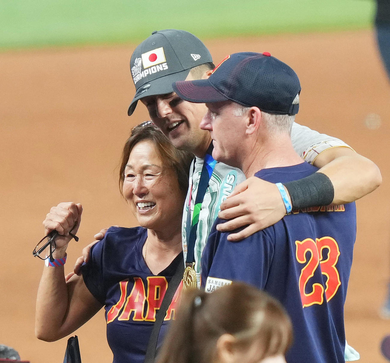世界一を決め、母の久美子さん（左）と父のチャーリーさん（右）に祝福されるヌートバー（2023年3月21日撮影）
