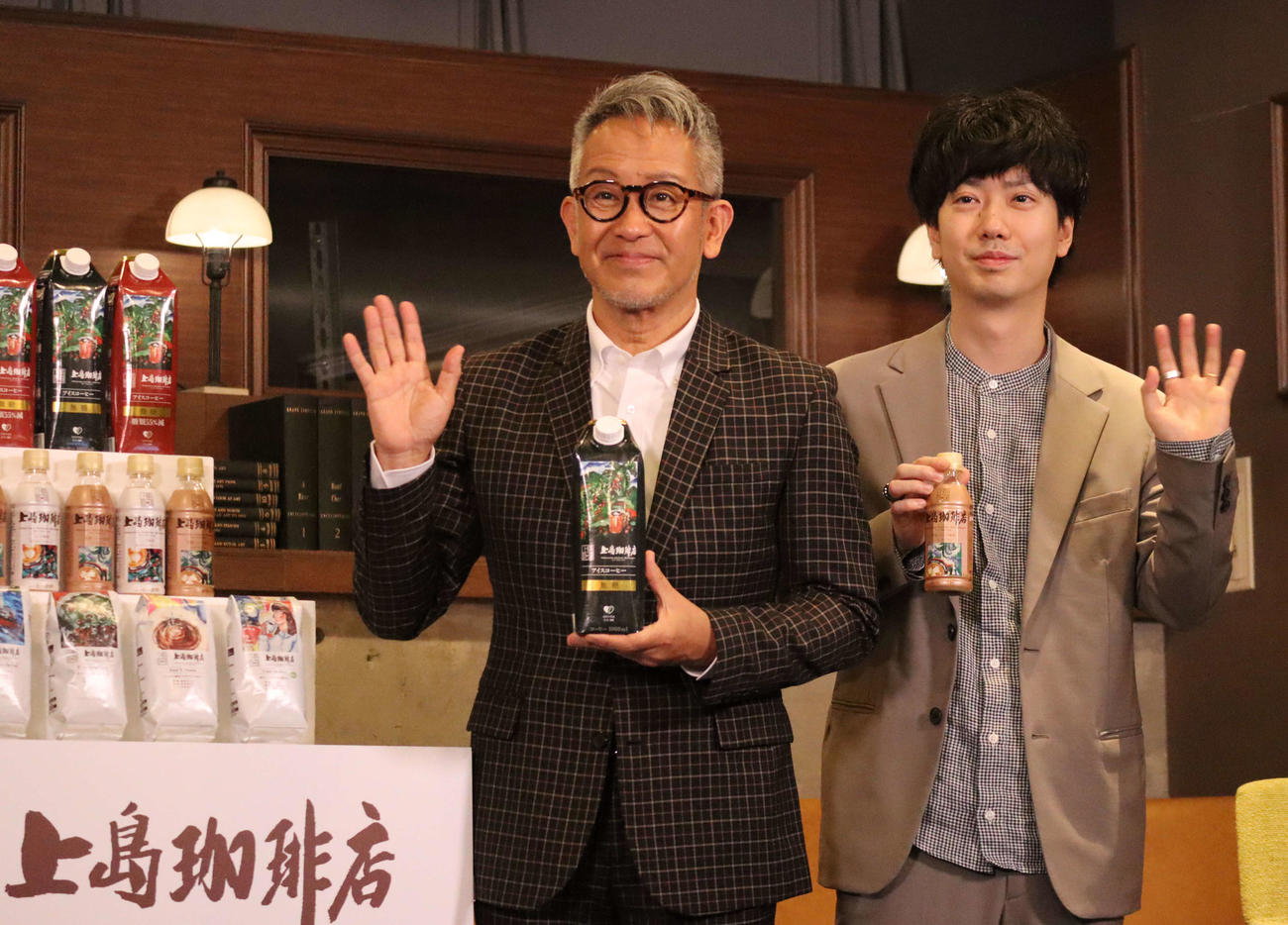 「上島珈琲店」ブランド新製品発表会に出席した宮本亞門氏（左）、小室響氏