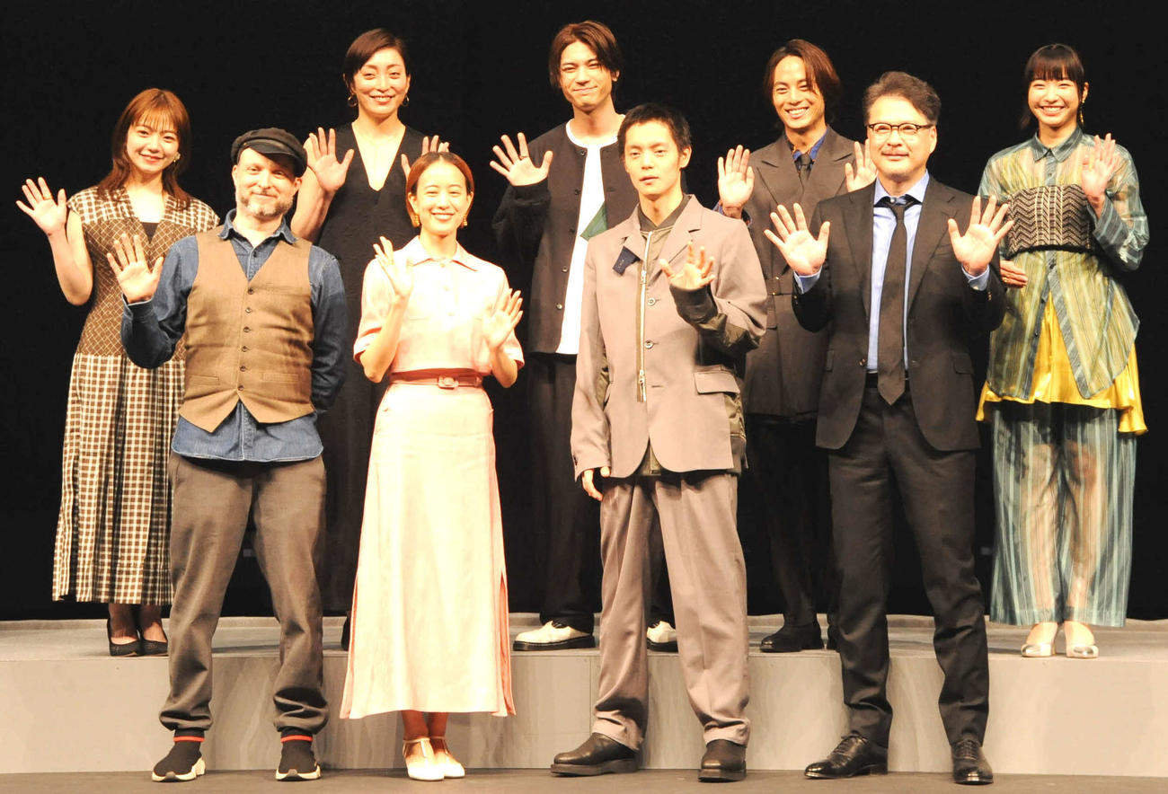 舞台「舞台・エヴァンゲリオン　ビヨンド」の制作発表会見に出席した、前列左から構成・演出・振付のシディ・ラルビ・シェルカウイ氏、石橋静河、窪田正孝、田中哲司、後列左から村田寛奈、宮下今日子、板垣瑞生、永田崇人、坂ノ上茜（撮影・松尾幸之介）