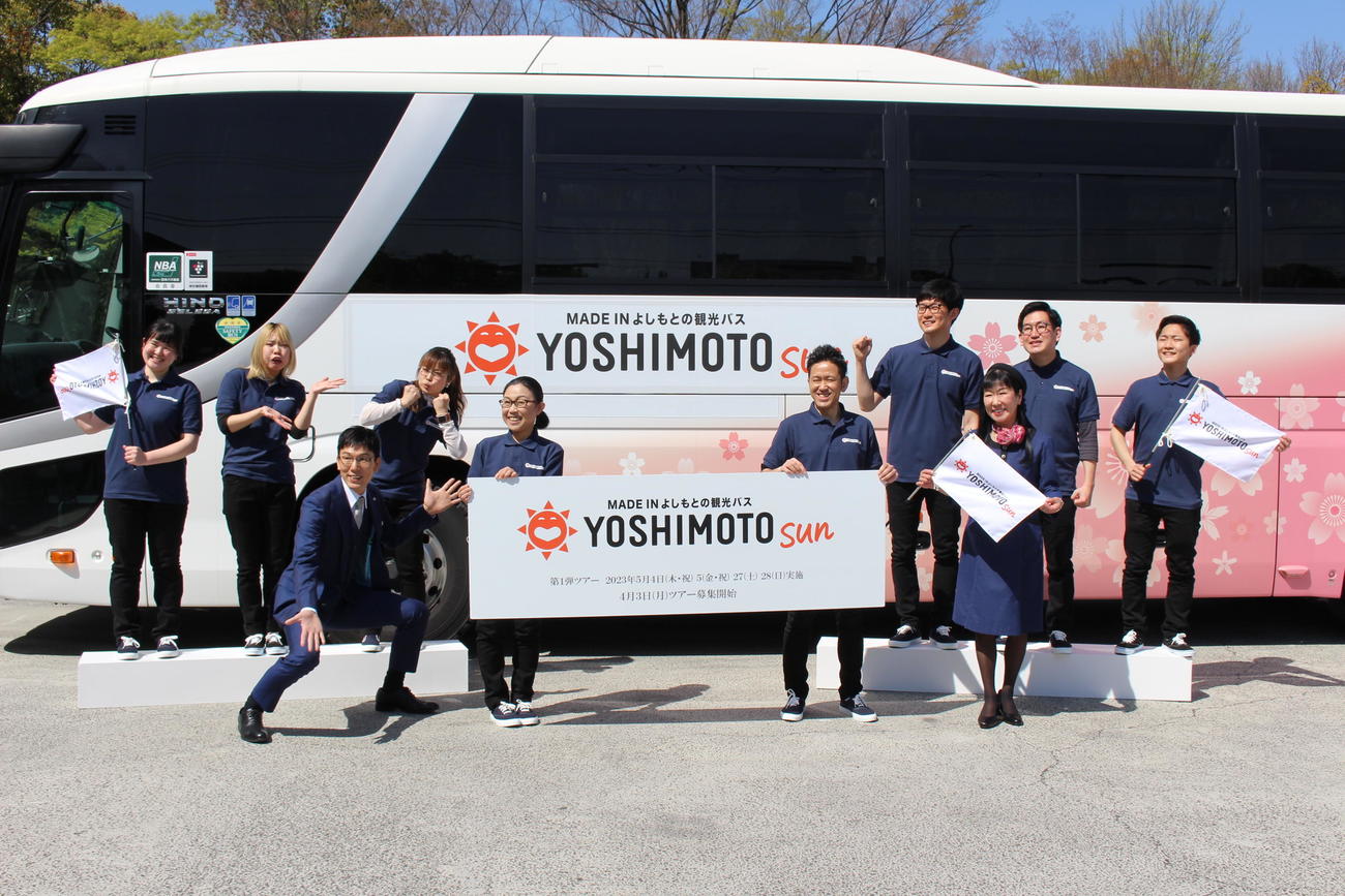 バスツアーに参加するガイドら。前列左から浅越ゴエ、桂三扇、福人、ハイヒール・リンゴ。後列左からシェメイシン、なんじゃもんじゃるか、ちかこ先生、デレク、桂小留、笠川拓夢