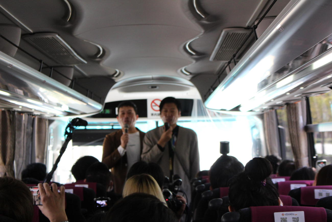 バスツアーには芸人の乱入もあり。藤崎マーケットが突然乗り込んできた