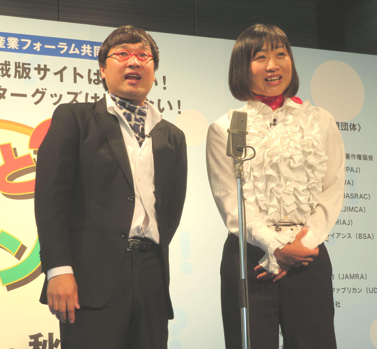 南海キャンディーズ山崎静代（右）と山里亮太（2018年5月撮影）