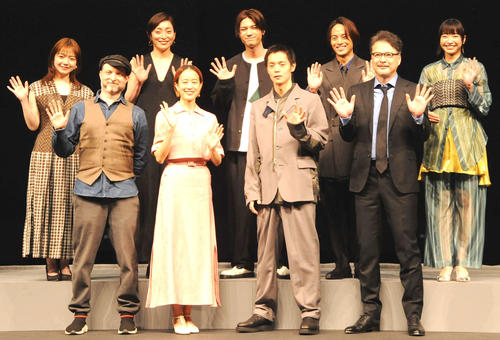 舞台「舞台・エヴァンゲリオン　ビヨンド」の制作発表会見に出席した、前列左から構成・演出・振付のシディ・ラルビ・シェルカウイ氏、石橋静河、窪田正孝、田中哲司、後列左から村田寛奈、宮下今日子、板垣瑞生、永田崇人、坂ノ上茜（撮影・松尾幸之介）