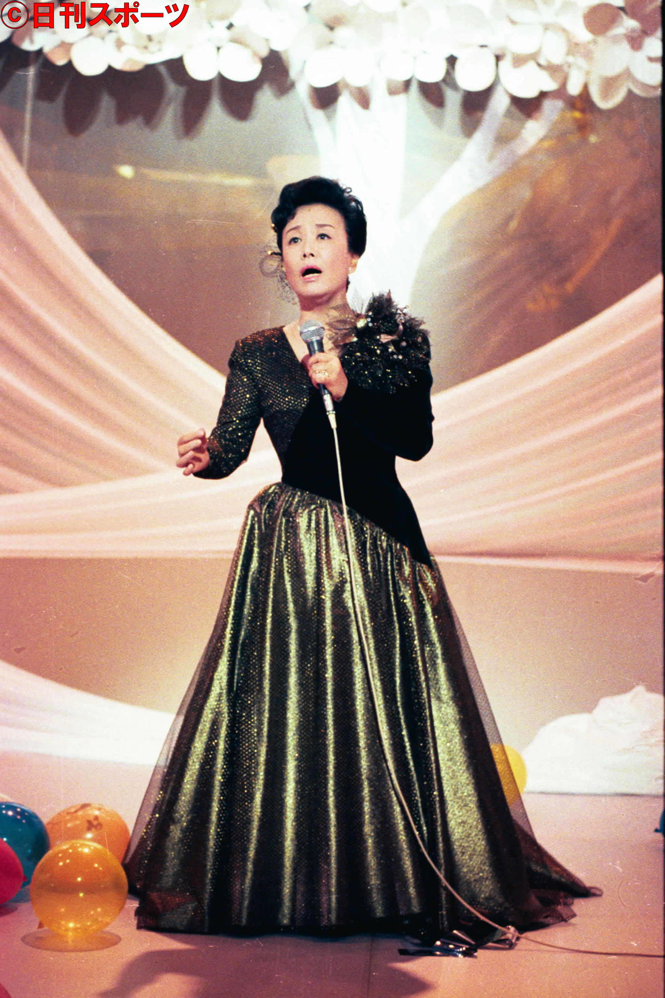 熱唱する美空ひばりさん（1988年12月撮影）