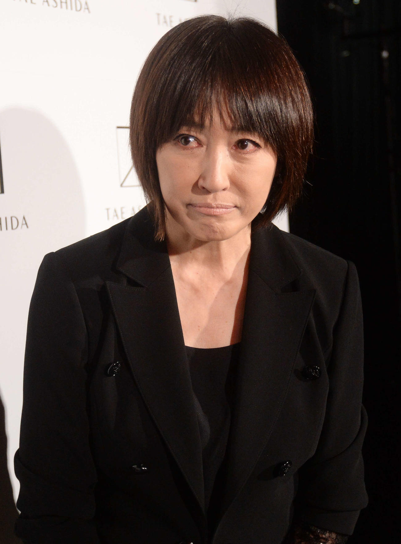 「芦田多恵　2023－2024　秋冬コレクション」に登場し、亡くなった奈良岡朋子さんについて問われ、涙する高島礼子