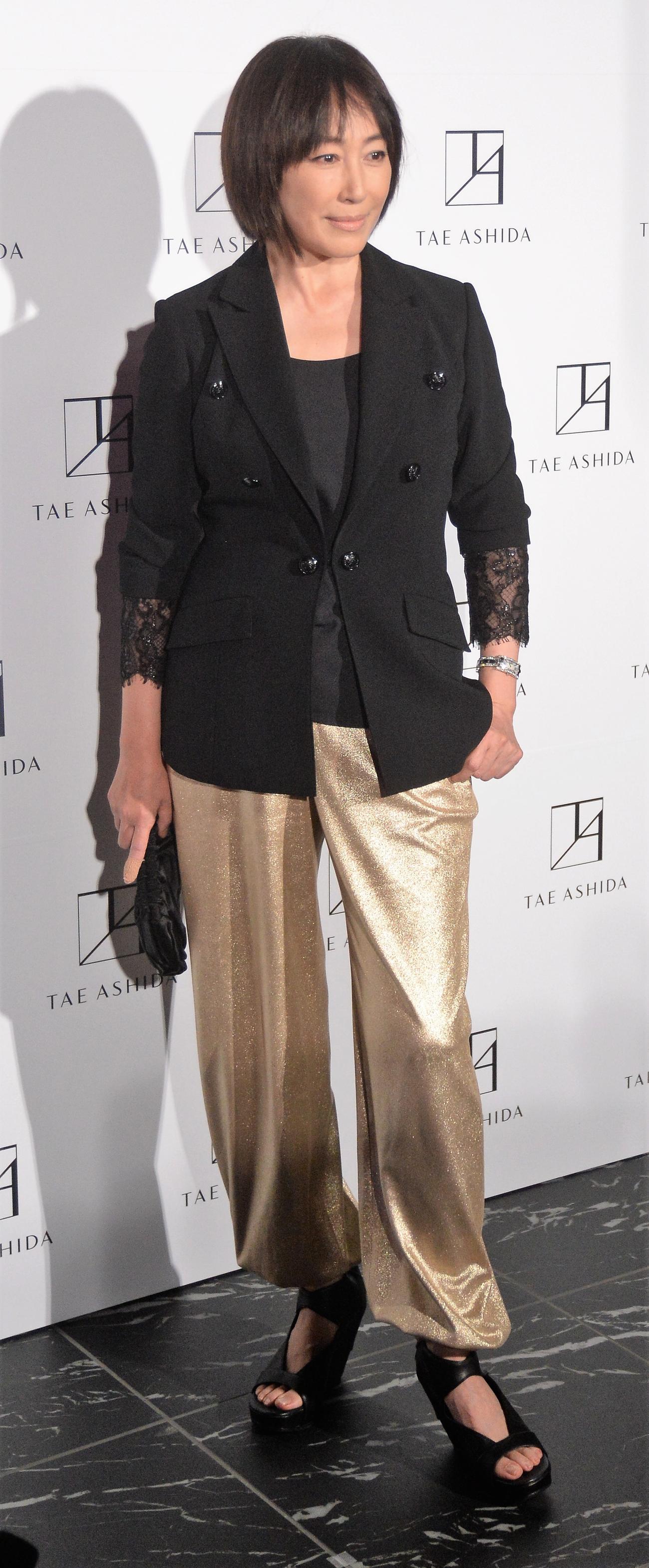 「芦田多恵　2023－2024　秋冬コレクション」に登場した高島礼子