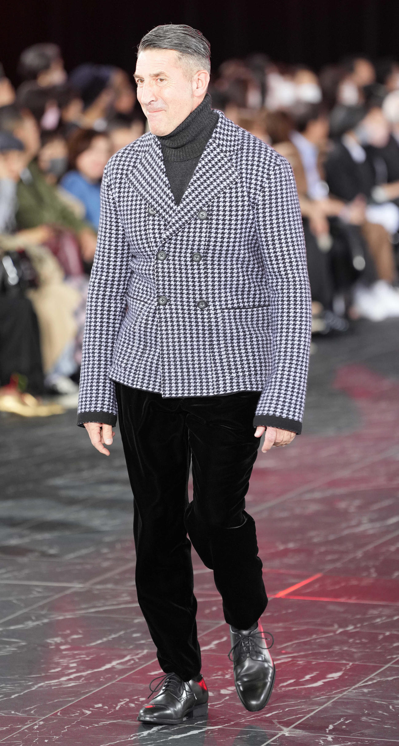 「TAE ASHIDA AUTUMN WINTER COLLECTION 2023－2024」でランウェイを歩くパンツェッタ・ジローラモ（撮影・鈴木みどり）