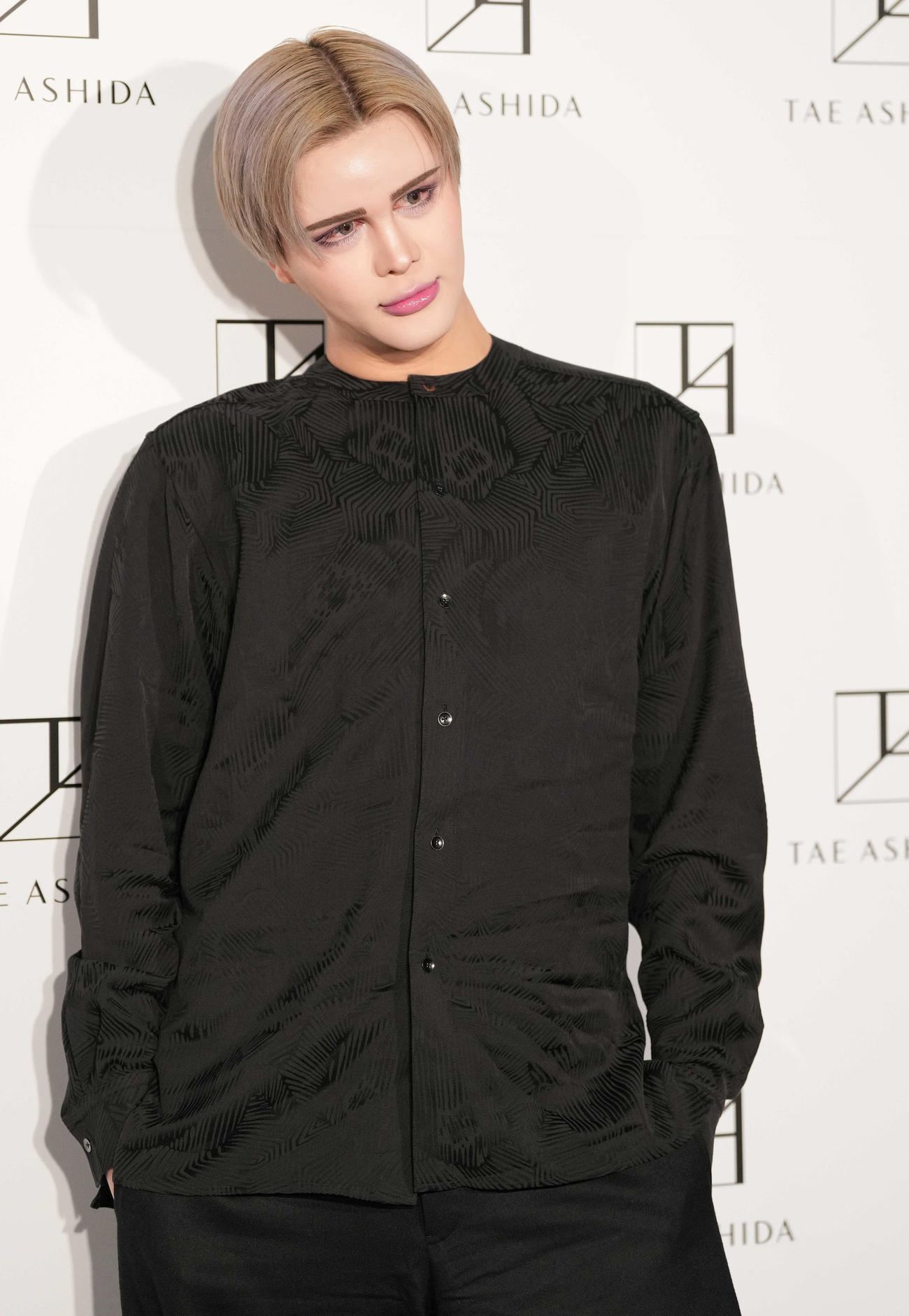 「TAE ASHIDA AUTUMN WINTER COLLECTION 2023－2024」を観覧した後、カメラの前でポーズを取るMatt（撮影・鈴木みどり）