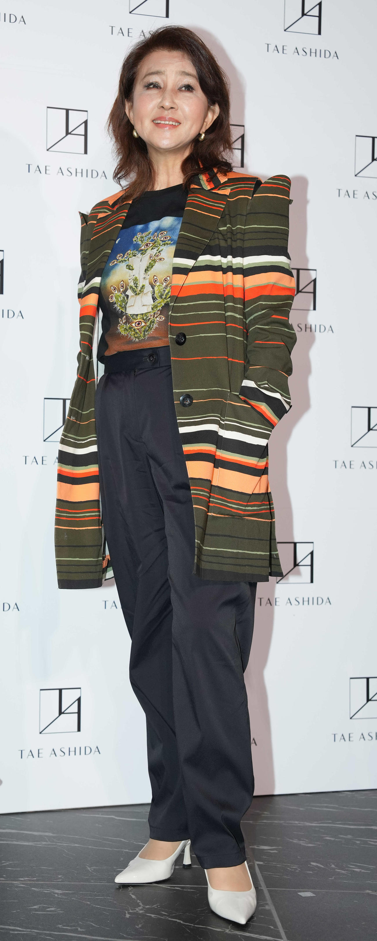 「TAE ASHIDA AUTUMN WINTER COLLECTION 2023－2024」を観覧した秋吉久美子（撮影・鈴木みどり）