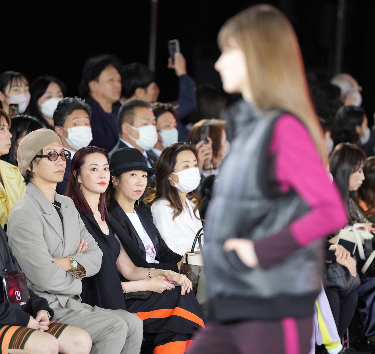 「TAE ASHIDA AUTUMN WINTER COLLECTION 2023－2024」を観覧する観月ありさ（左から2人目）（撮影・鈴木みどり）