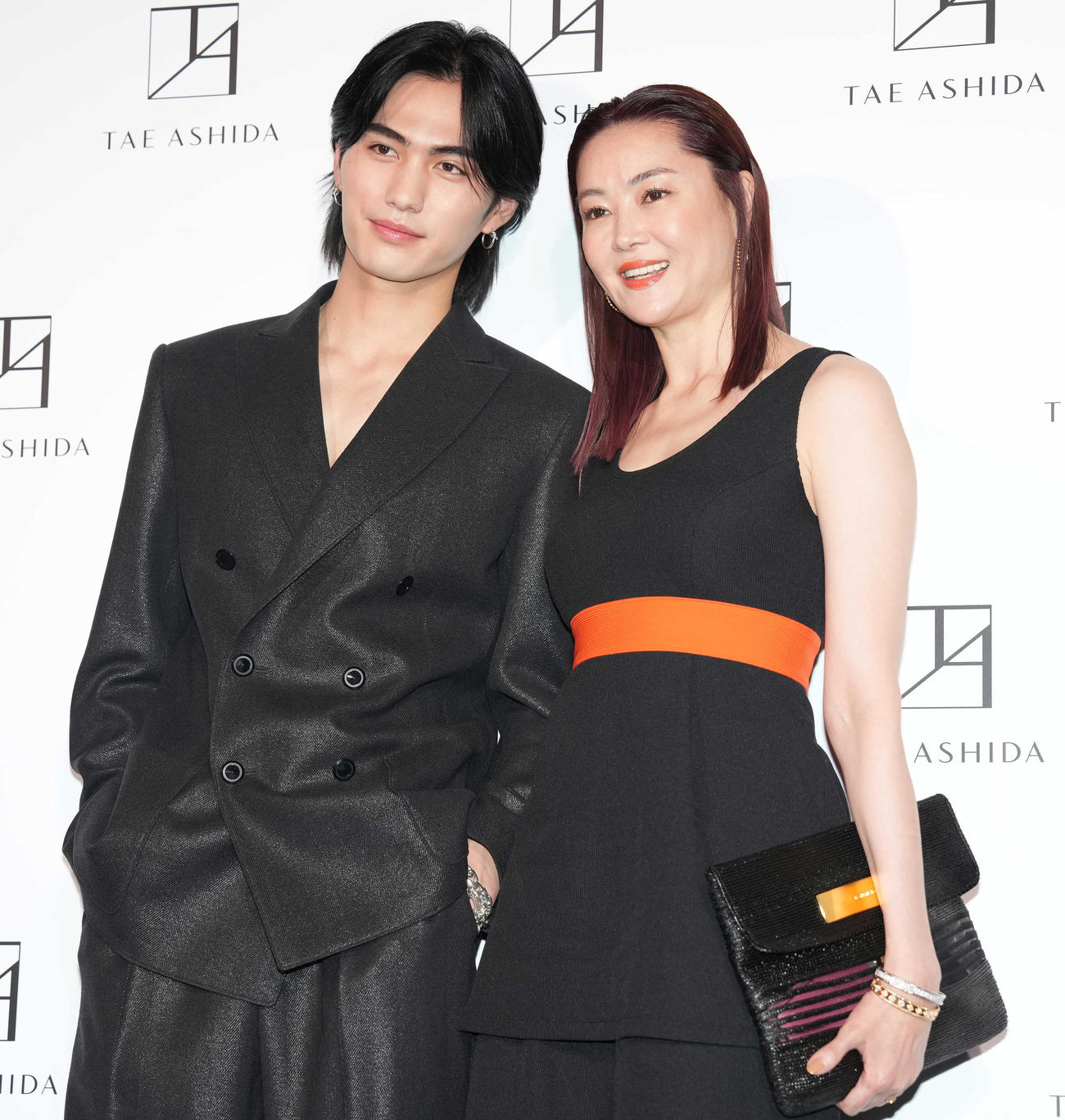 「TAE ASHIDA AUTUMN WINTER COLLECTION 2023－2024」を観覧した後、DJを務めた大平修蔵（左）と記念撮影する観月ありさ（撮影・鈴木みどり）
