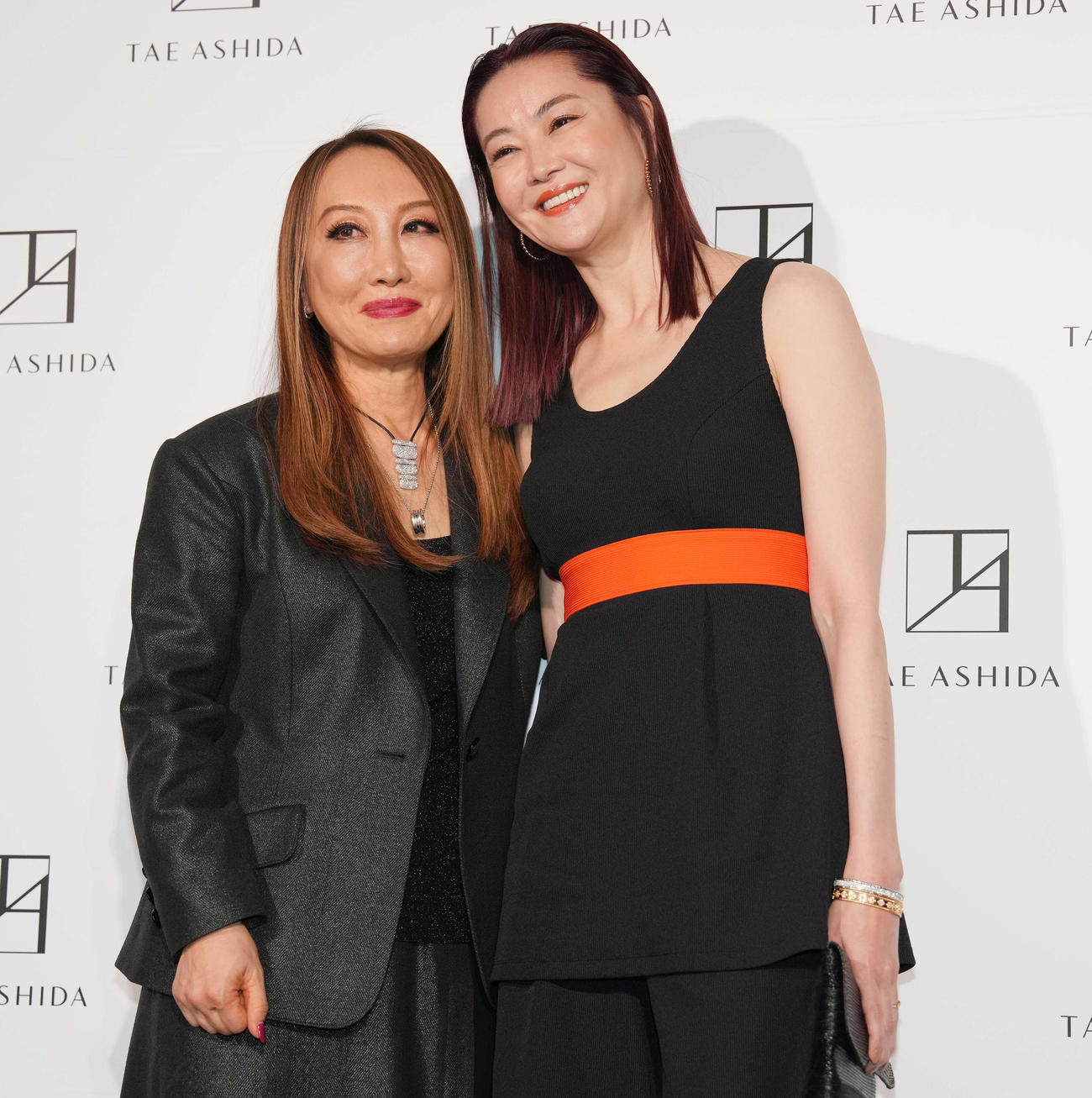 「TAE ASHIDA AUTUMN WINTER COLLECTION 2023－2024」を観覧した後、芦田多恵氏（左）と記念撮影する観月ありさ（撮影・鈴木みどり）
