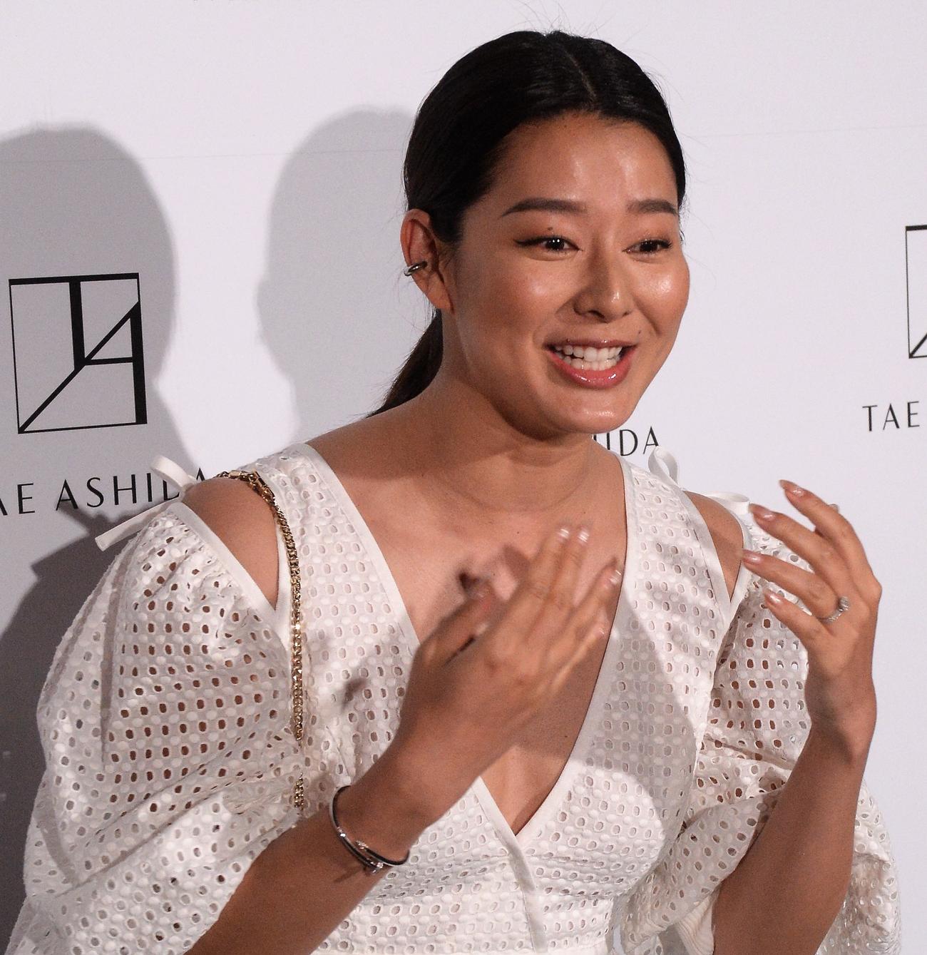 「芦田多恵　2023－2024　秋冬コレクション」に登場したすみれ