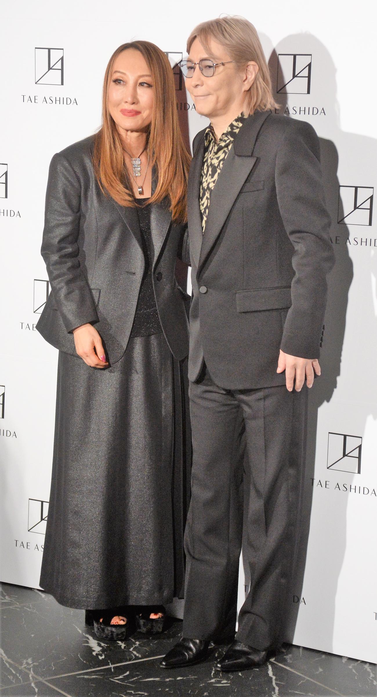 「芦田多恵　2023－2024　秋冬コレクション」に登場した芦田多恵と小室哲哉