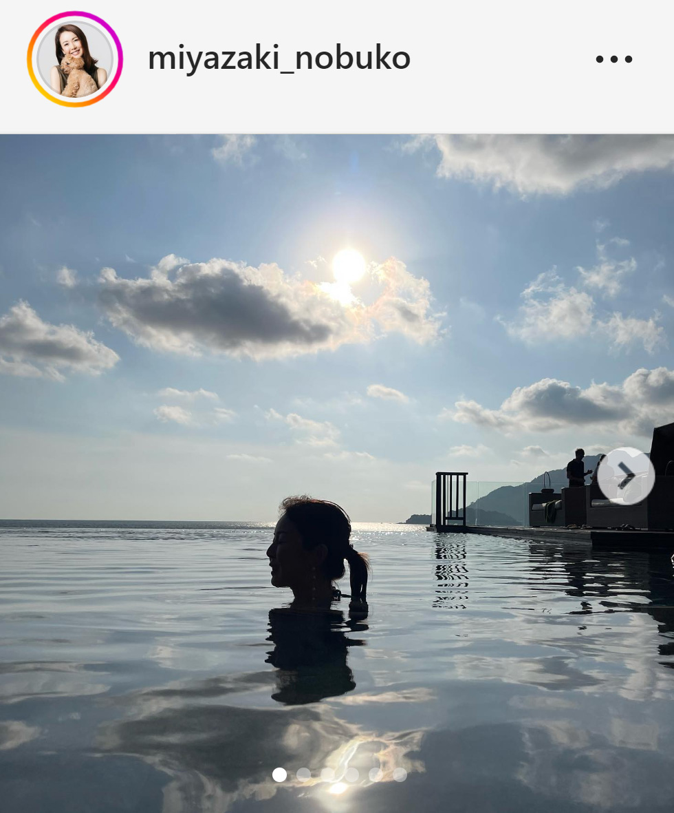 プールを満喫する宮崎宣子アナ（宮崎宣子アナのインスタグラムから）
