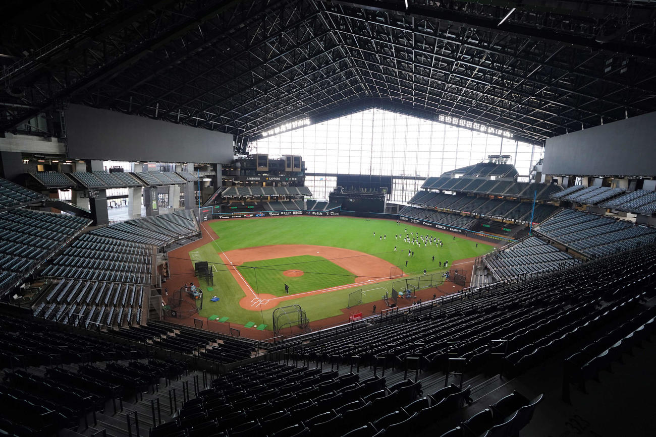 エスコンフィールドで練習する日本ハムの選手たち（撮影・井上学）