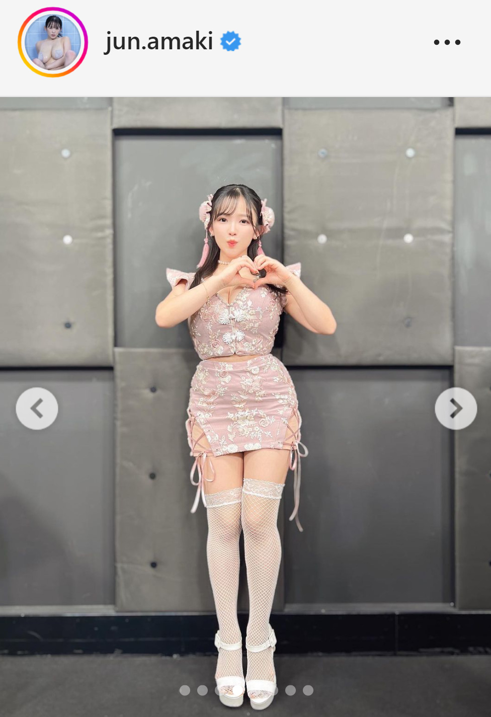 ピンク色のチャイナ服姿を披露する天木じゅん（天木じゅんのインスタグラムから）