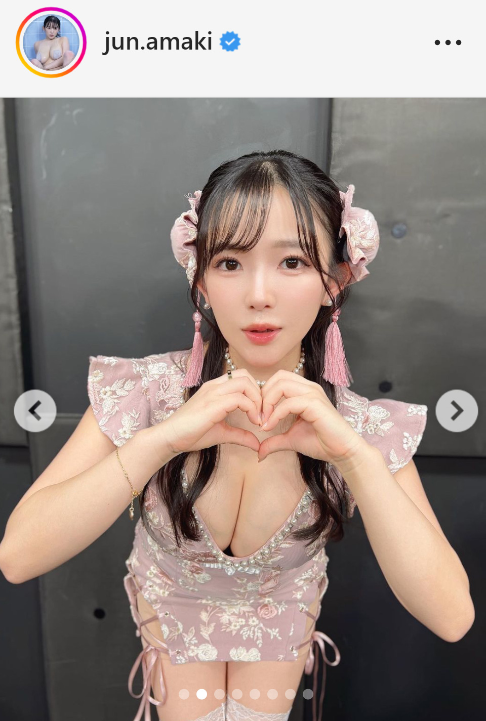 チャイナ服姿でポーズをとる天木じゅん（天木じゅんのインスタグラムから）