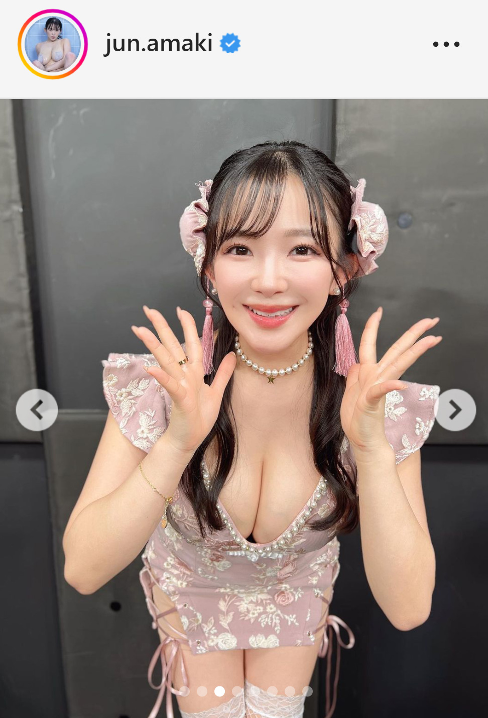 チャイナ服姿でポーズをとる天木じゅん（天木じゅんのインスタグラムから）