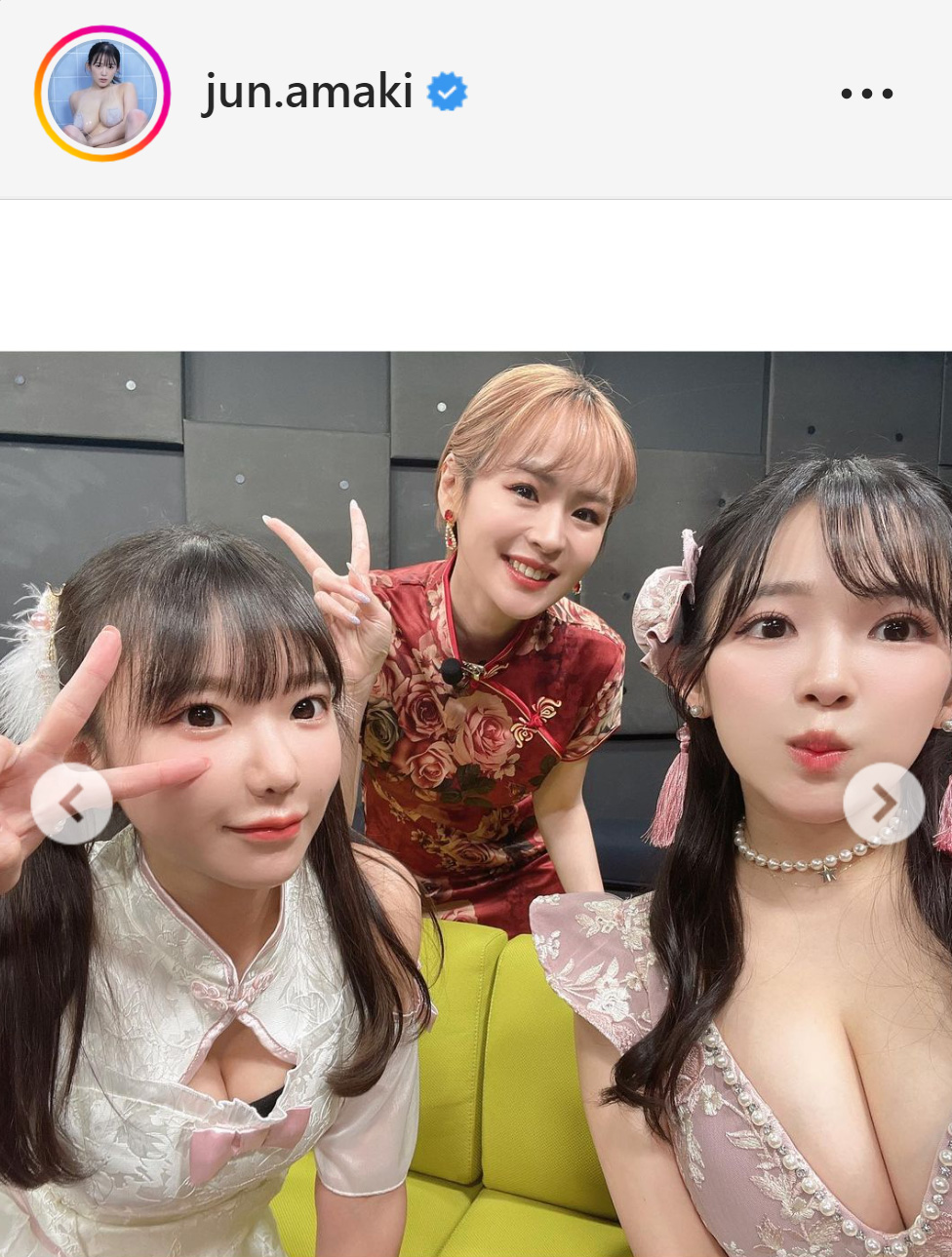 共演者と記念撮影に納まる天木じゅん（前列右）（天木じゅんのインスタグラムから）