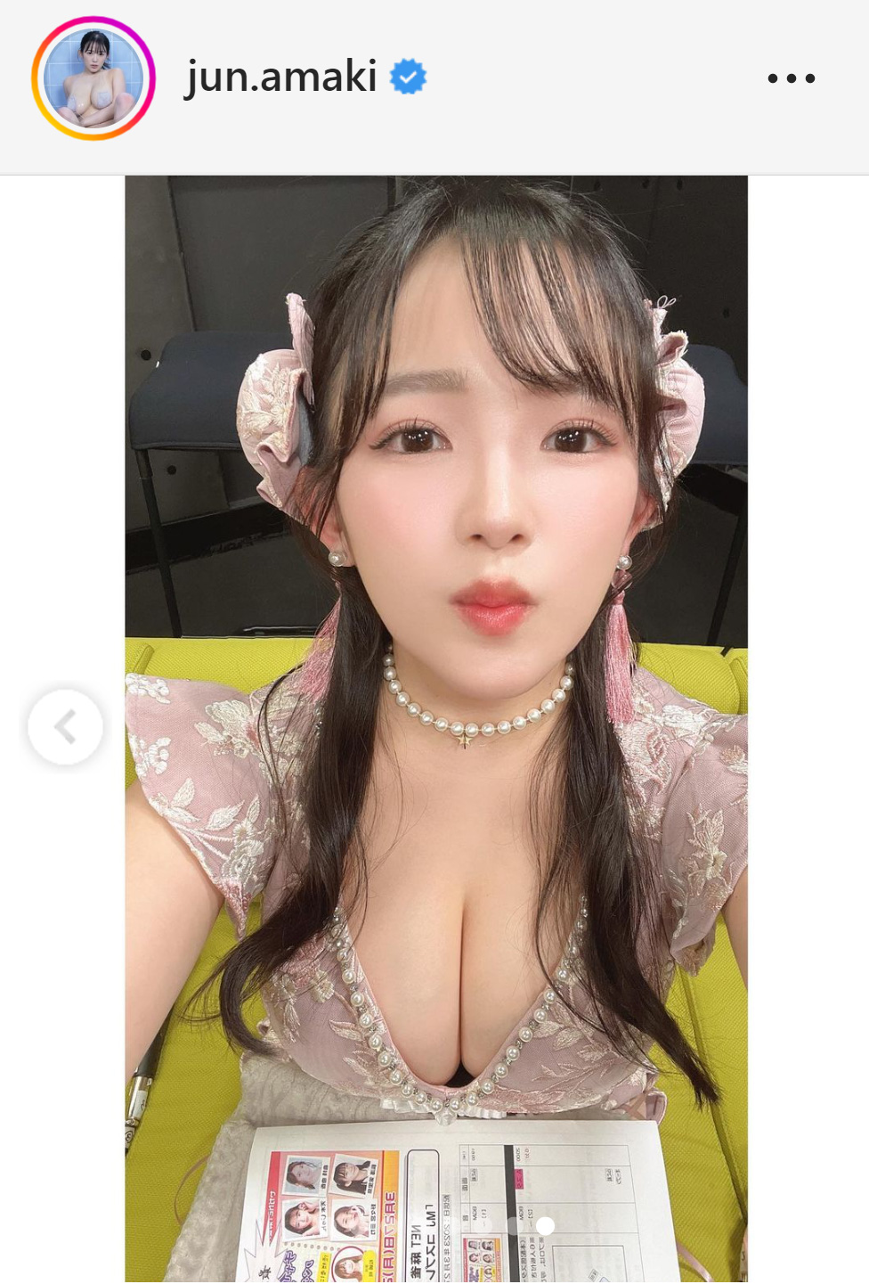 ピンク色のチャイナ服姿の天木じゅん（天木じゅんのインスタグラムから）