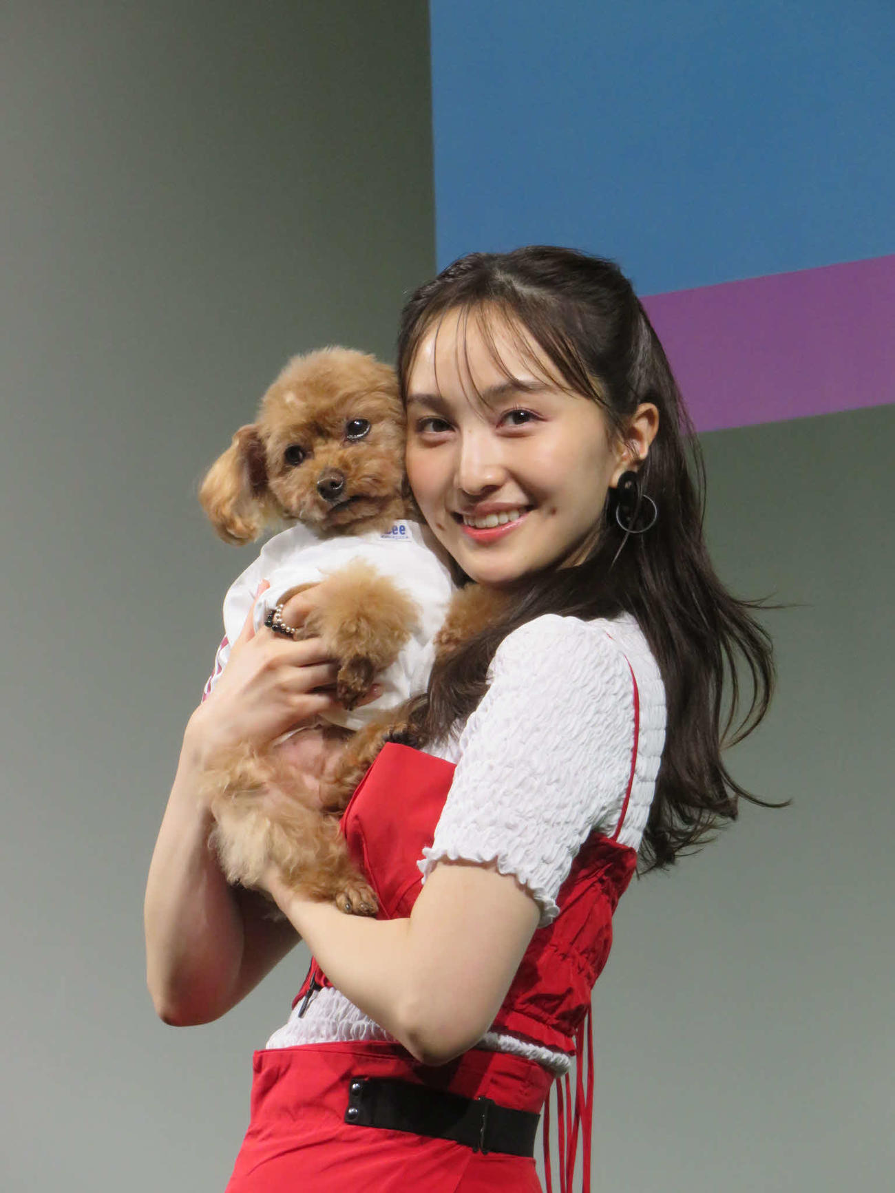 「インターペットアワード」を受賞したももいろクローバーZ百田夏菜子と愛犬のピーチちゃん