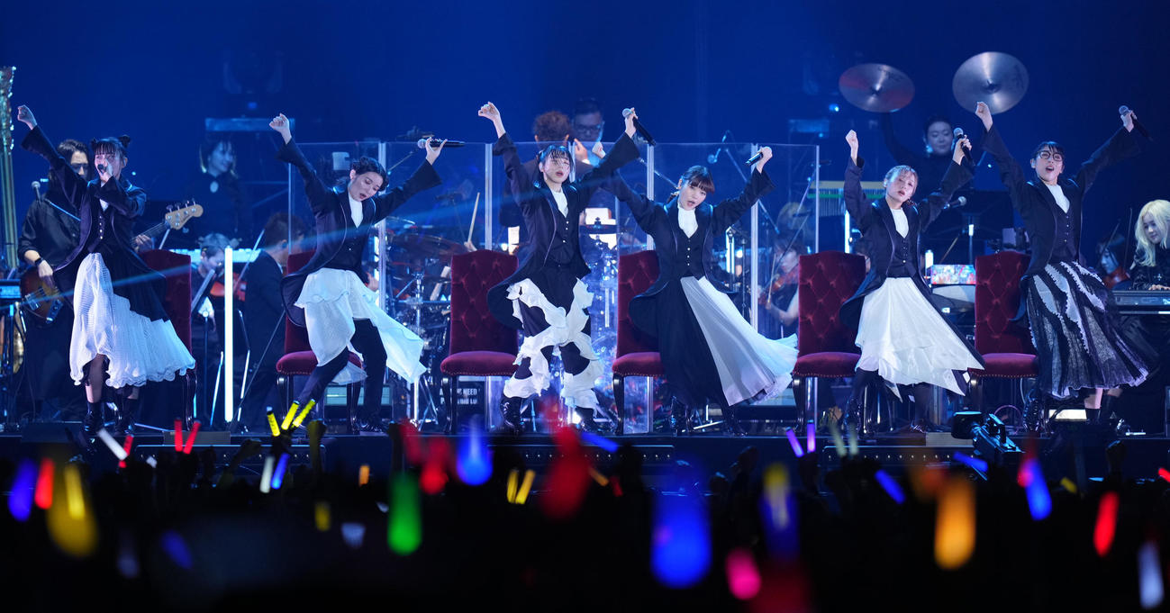 BiSH。左からアイナ・ジ・エンド、リンリン、アユニ・D、セントチヒロ・チッチ、モモコグミカンパニー、ハシヤスメ・アツコ（2022年12月撮影）