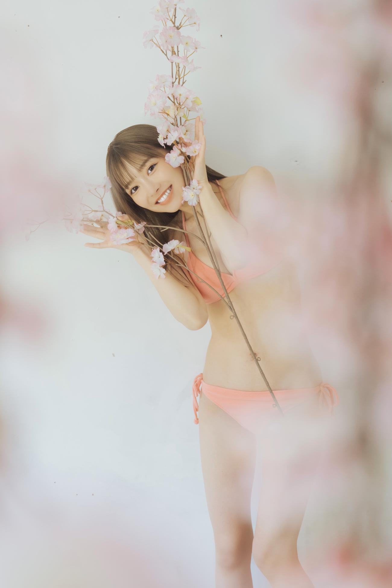 「B．L．T．2023年5月号」（東京ニュース通信社刊）で全員での表紙を飾っている＃ババババンビ吉沢朱音（横山マサト氏撮影）