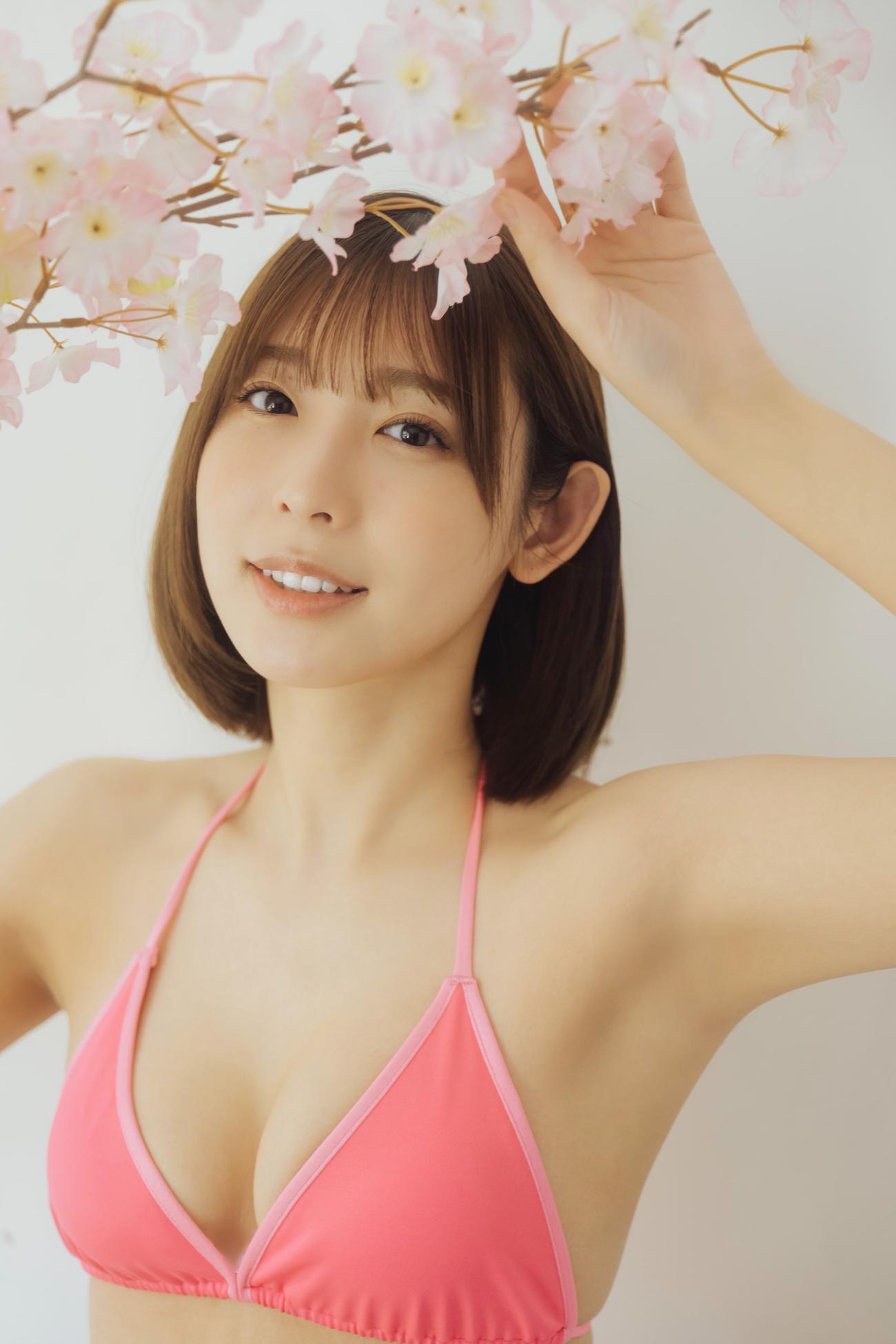 「B．L．T．2023年5月号」（東京ニュース通信社刊）で全員での表紙を飾っている水湊みお（横山マサト氏撮影）