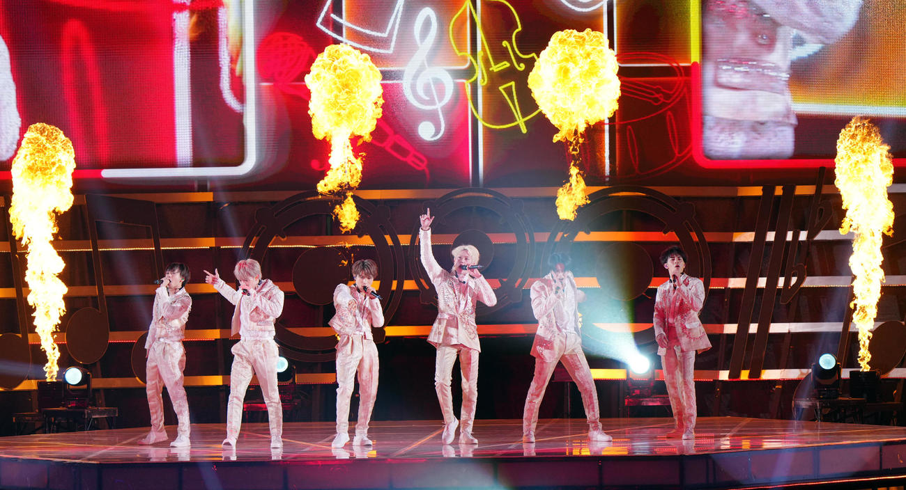 アリーナツアー「We are　美少年」でパフォーマンスする美少年。左から藤井直樹、浮所飛貴、那須雄登、佐藤龍我、岩崎大昇、金指一世（撮影・垰建太）