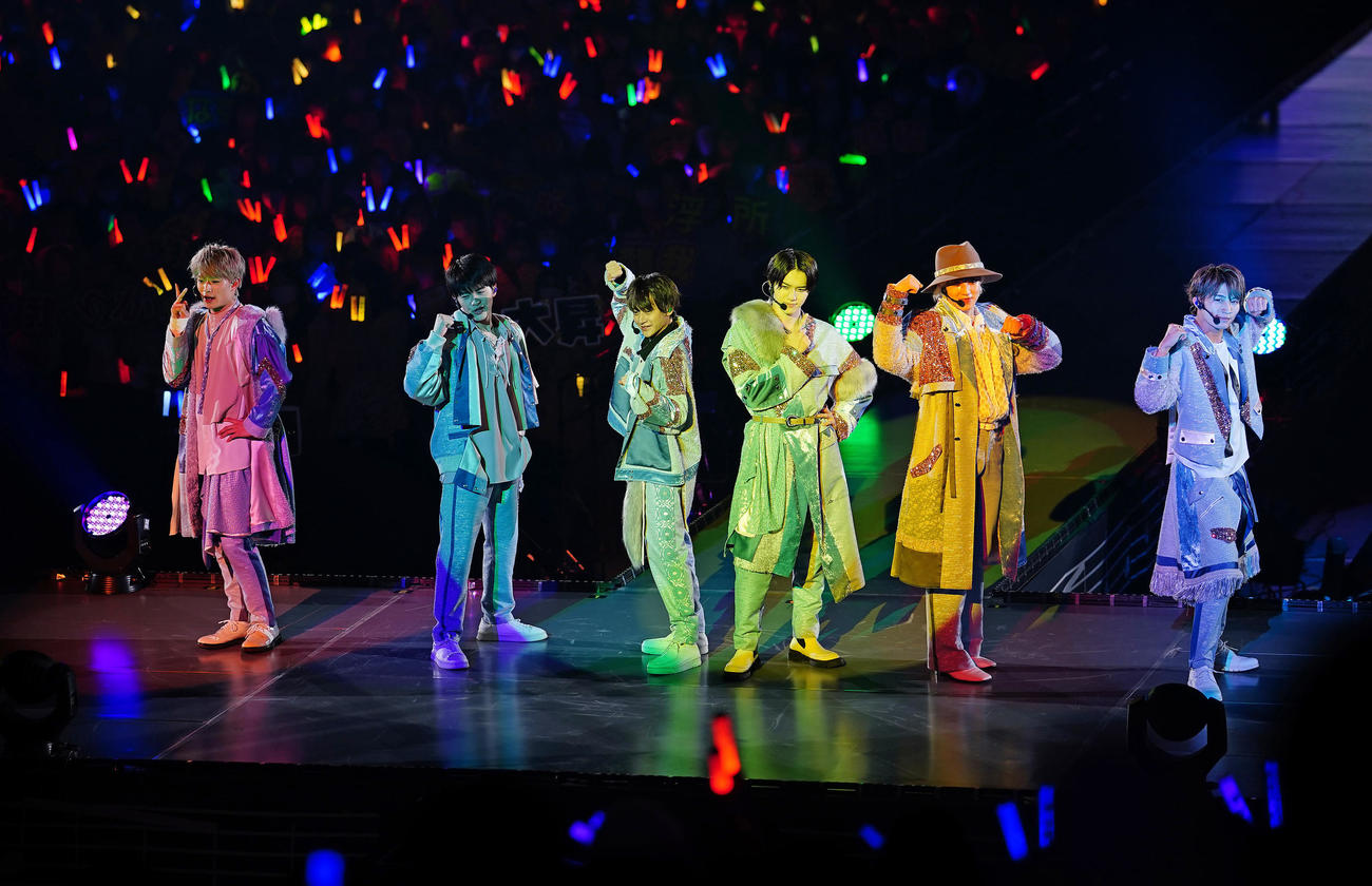 アリーナツアー「We are　美少年」でパフォーマンスする美少年。左から浮所飛貴、金指一世、藤井直樹、岩崎大昇、佐藤龍我、那須雄登（撮影・垰建太）