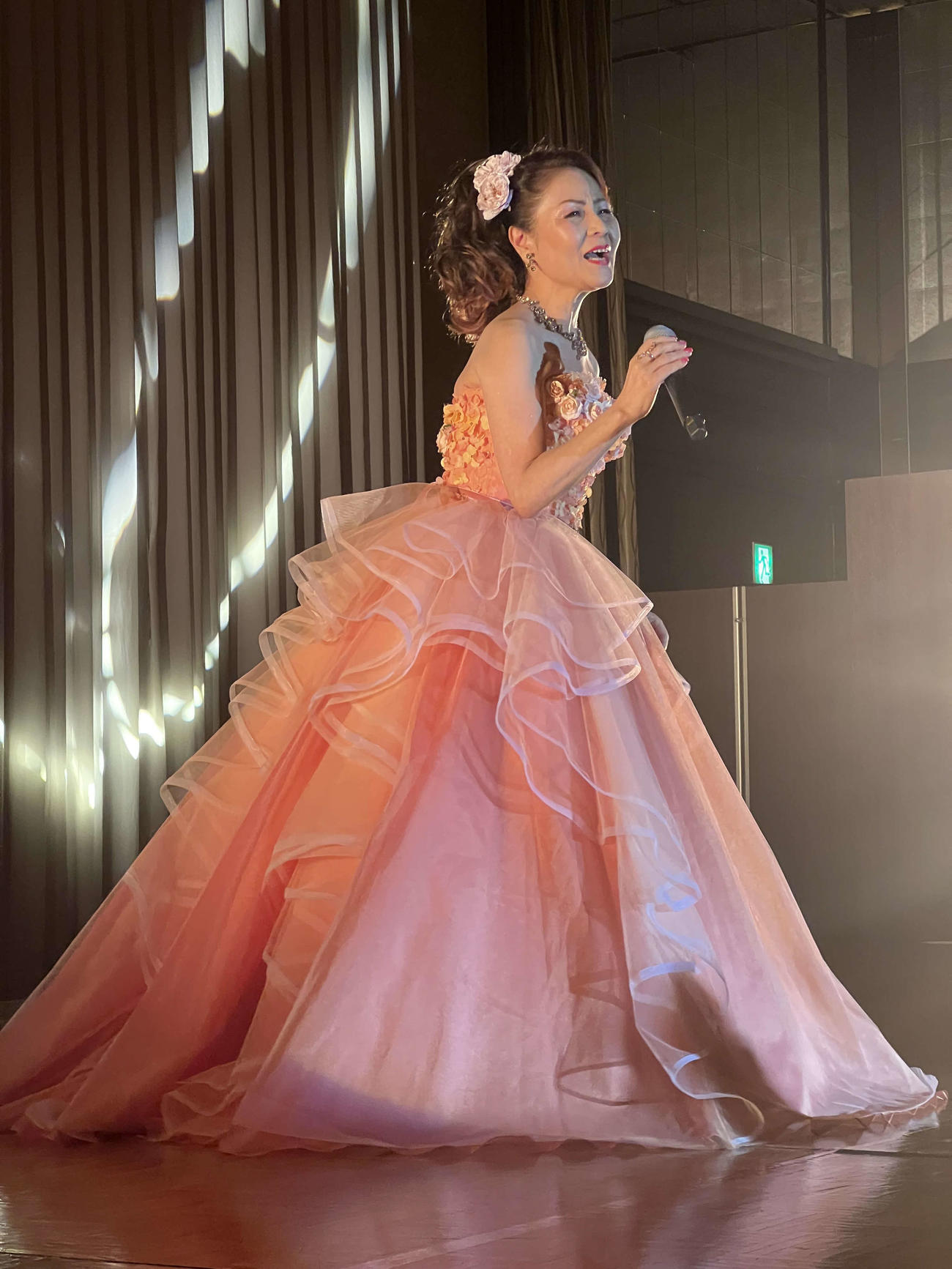 30日、ランチショーを開催し、曲を披露する紘呂しのぶ