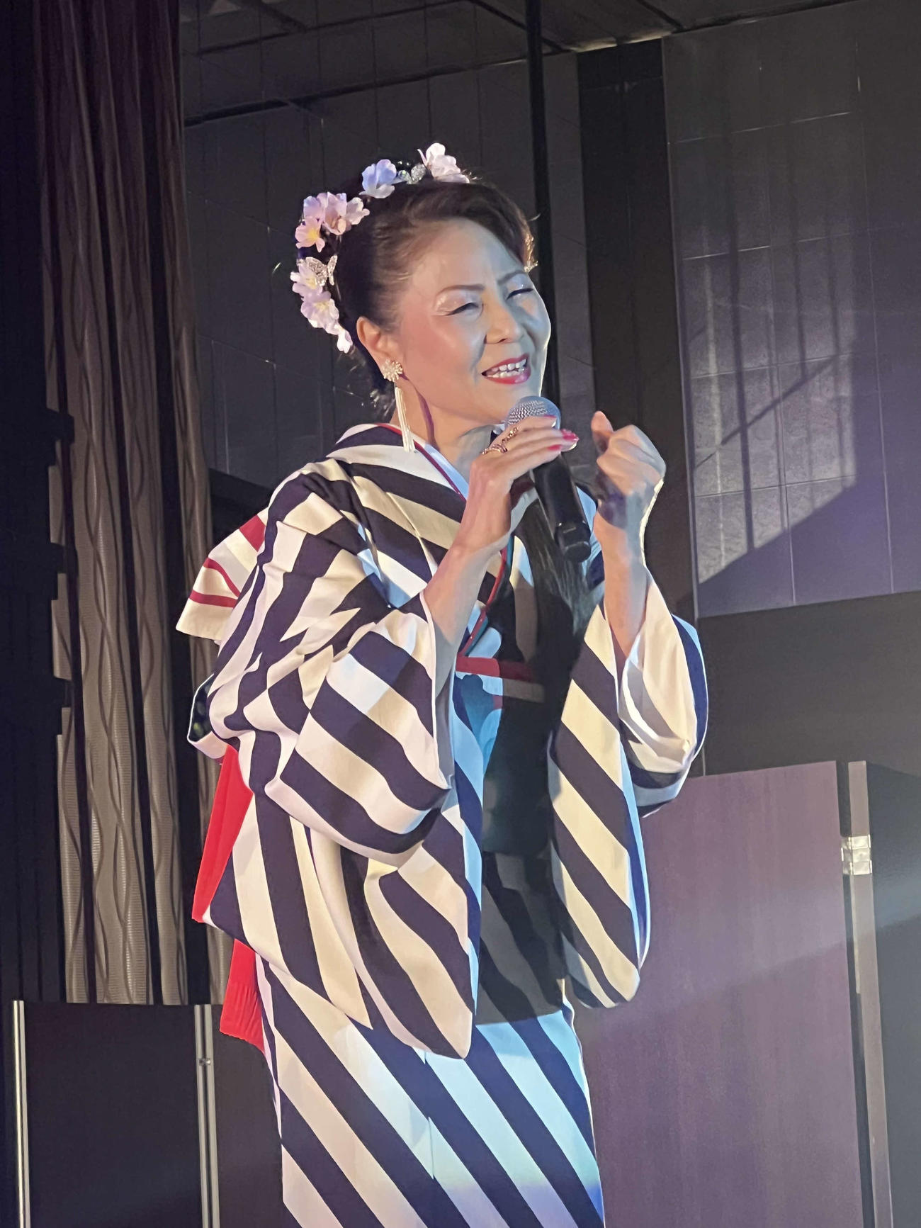 30日、ランチショーを開催し、曲を披露する紘呂しのぶ