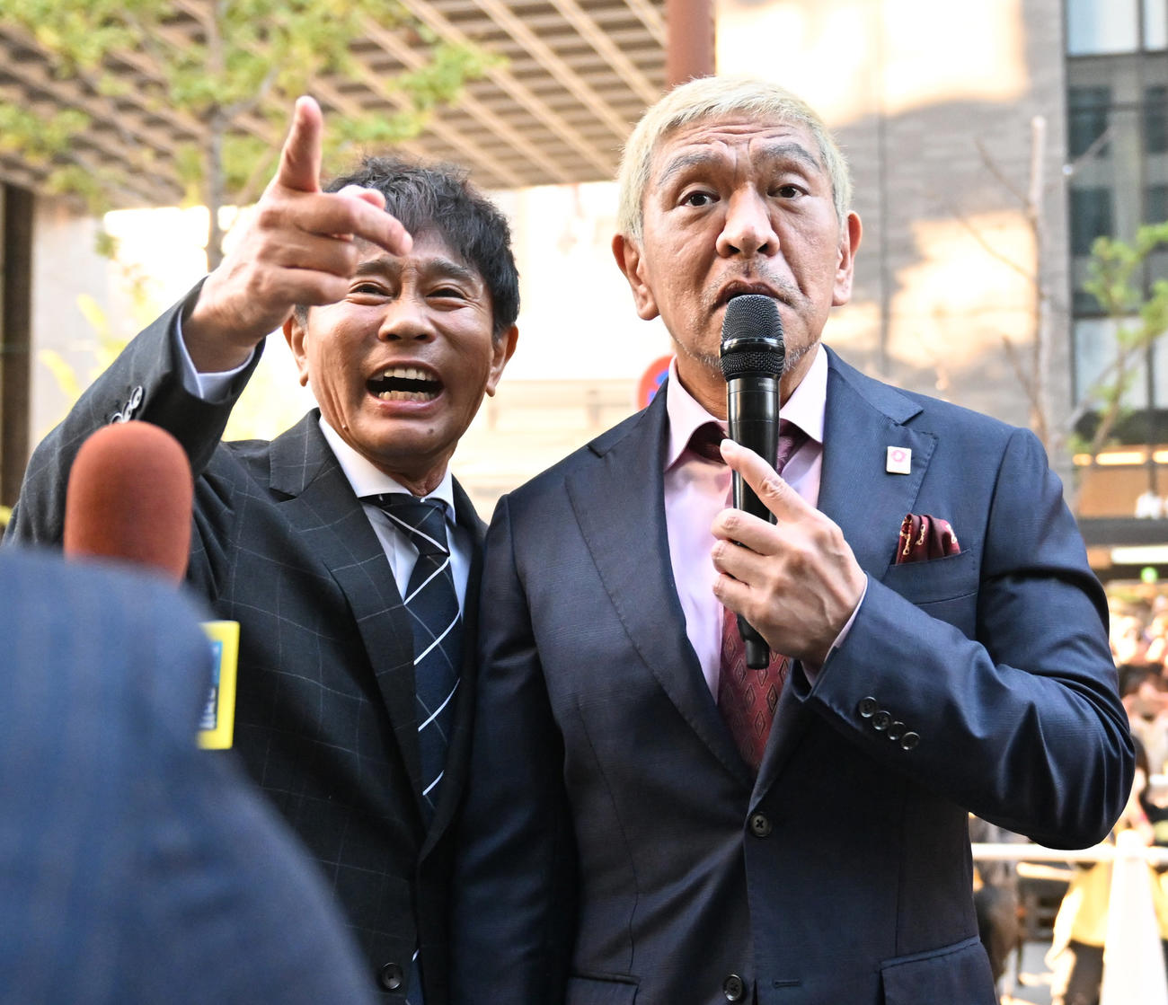 御堂筋ランウエーに登場したダウンタウンの浜田雅功（左）と松本人志（22年11月撮影）