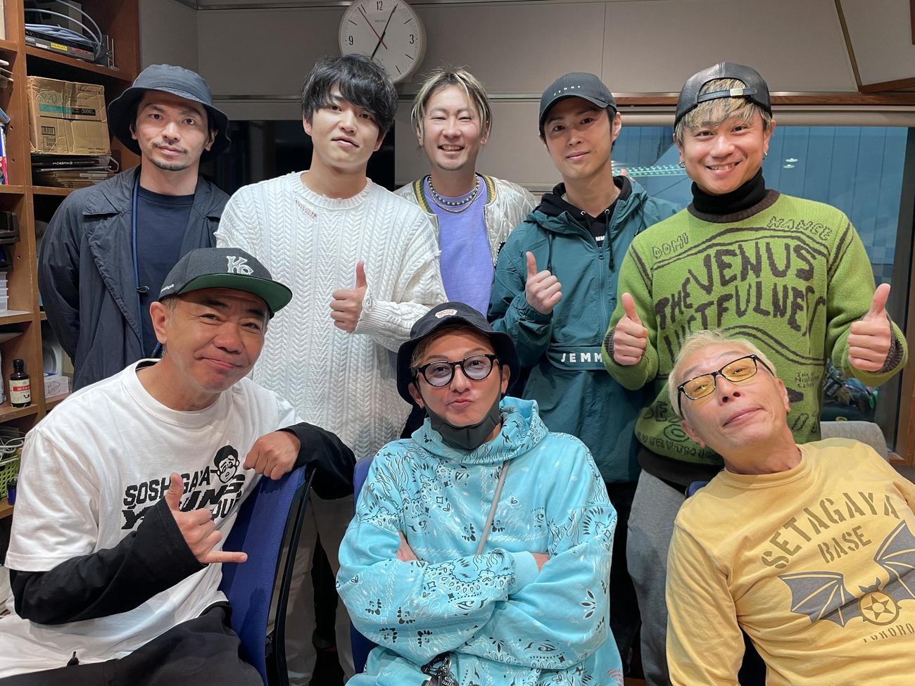 タッグを組んで新曲を出したDA PUMP。前列左から木梨憲武、ISSA、所ジョージ。後列左からU－YEAH、KENZO、TOMO、YORI、KIMI