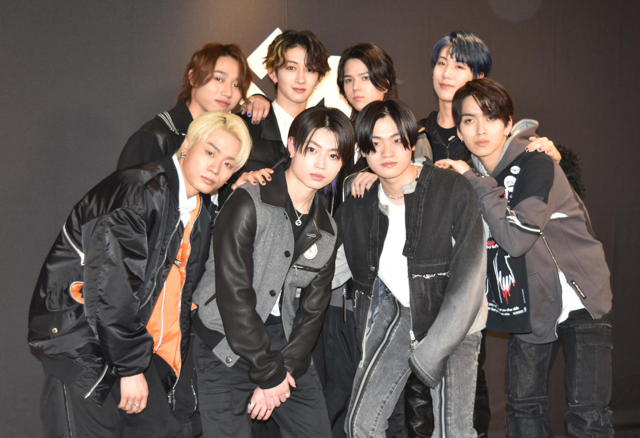 デビュー会見を行ったMAZZEL。前列左からTAKUTO、RYUKI、KAIRYU、EIKI。後列左からSEITO、NAOYA、RAN、HAYATO