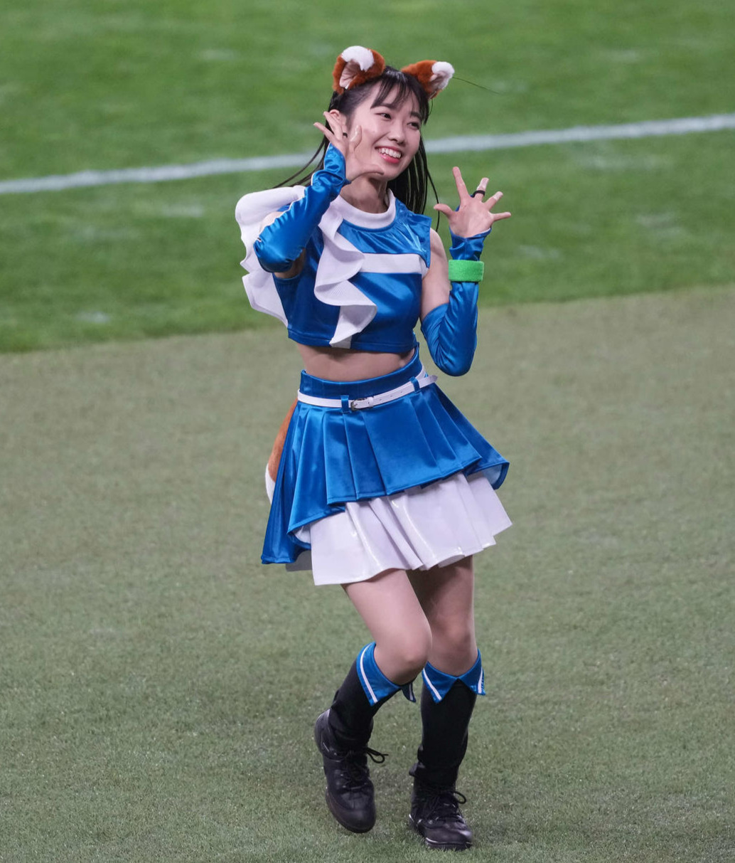 日本ハム対楽天　きつねダンスを躍るファイターズガール（撮影・井上学）