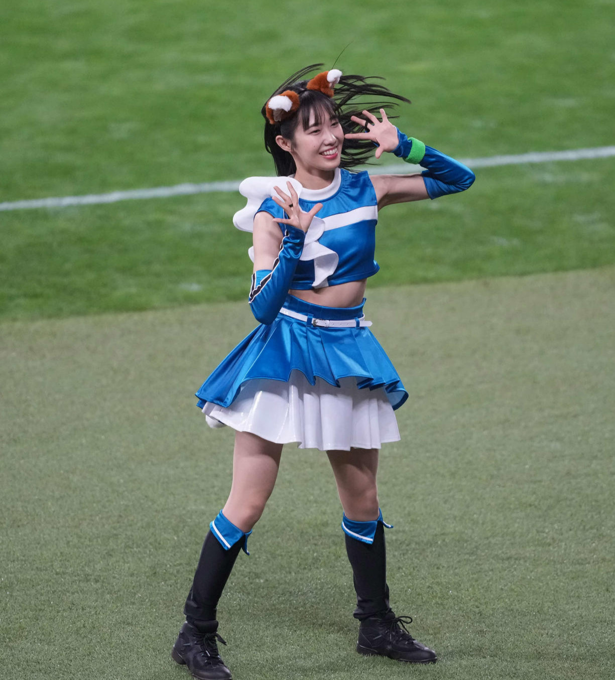 日本ハム対楽天　きつねダンスを躍るファイターズガール（撮影・井上学）