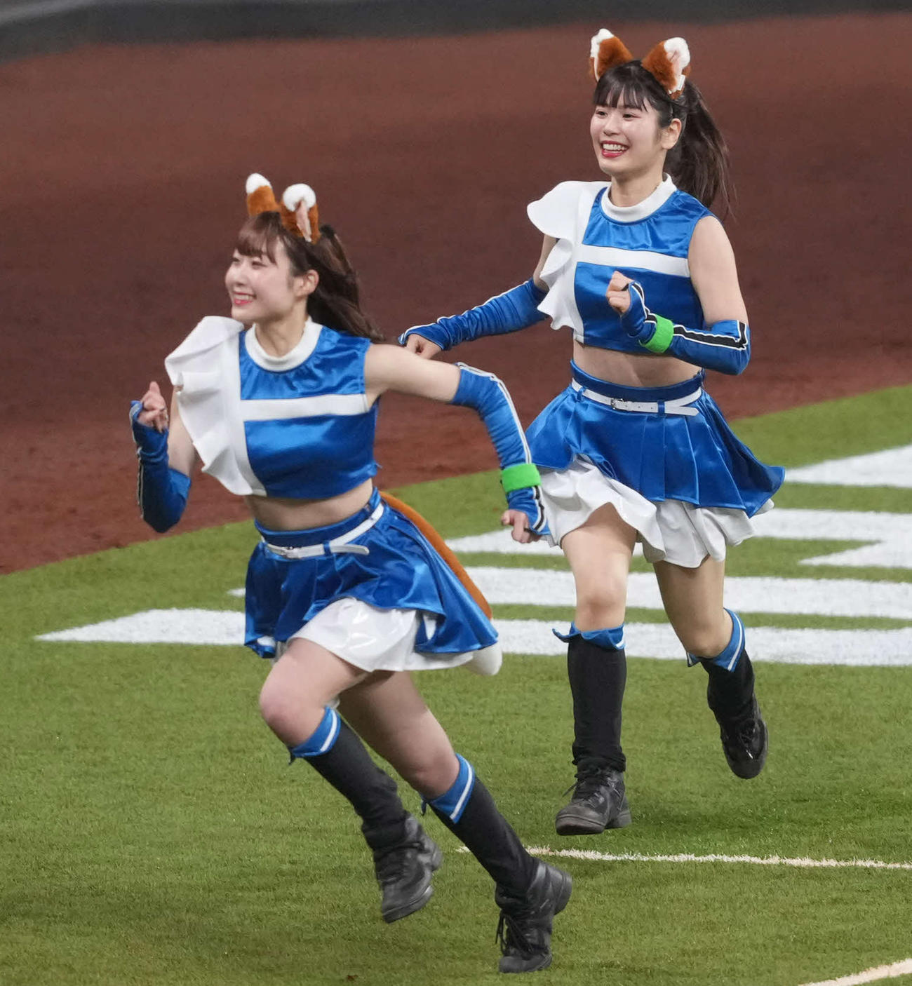 日本ハム対楽天　場内を盛り上げるファイターズガール（撮影・井上学）