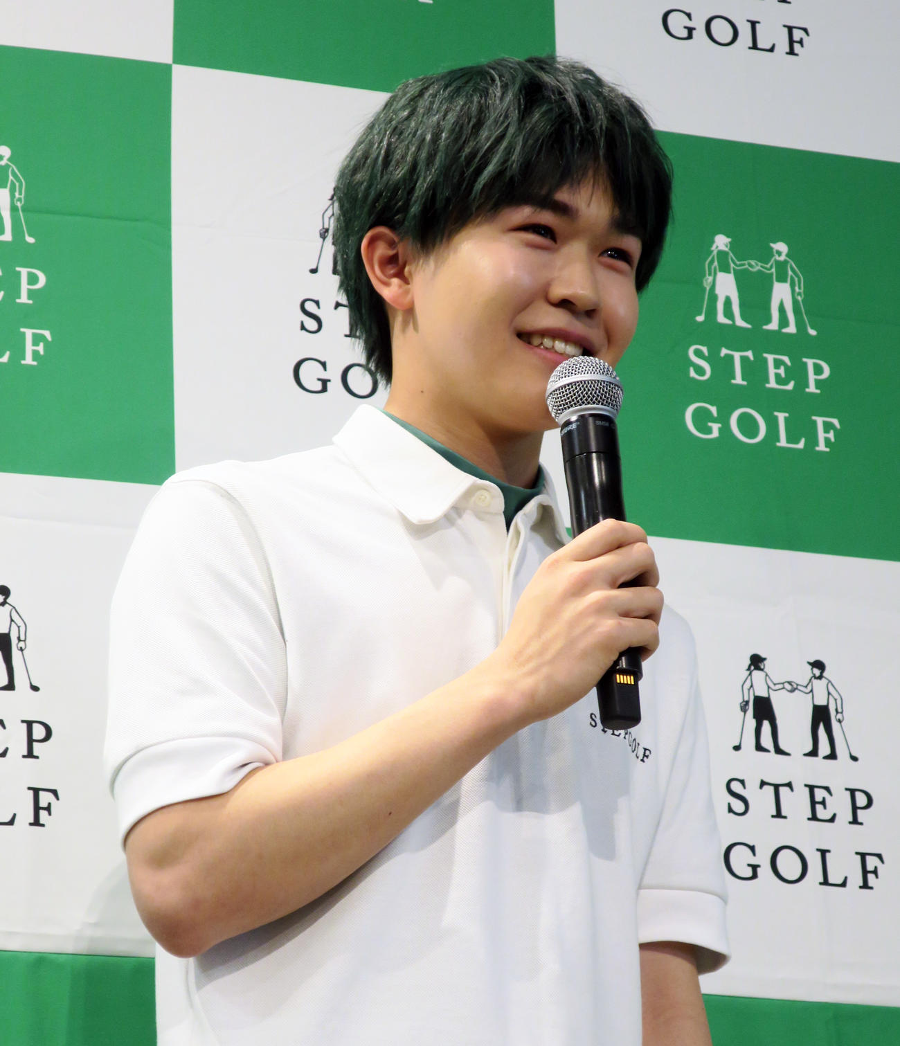 緑色のウイッグをつけて「ステップゴルフ」記者発表会に登場した鈴木福